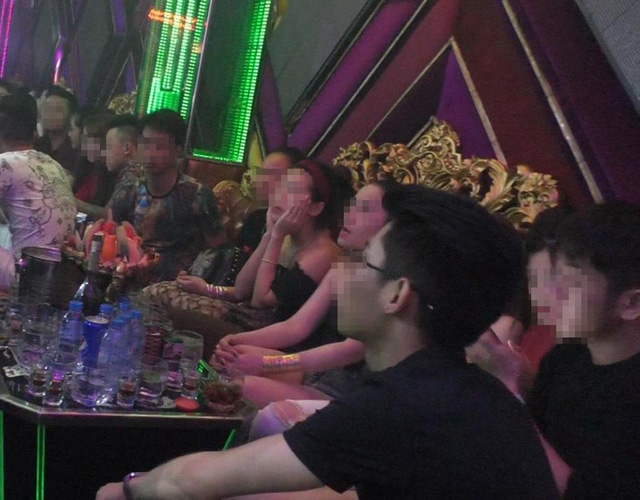 Kiểm tra đồng loạt quán bar Sài Gòn, dân chơi phi tang viên nén nghi là ma túy ảnh 2